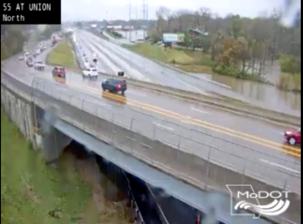Fuertes Lluvias Causan Inundaciones Severas en el Área de St. Louis, Interrumpiendo las Votaciones 1